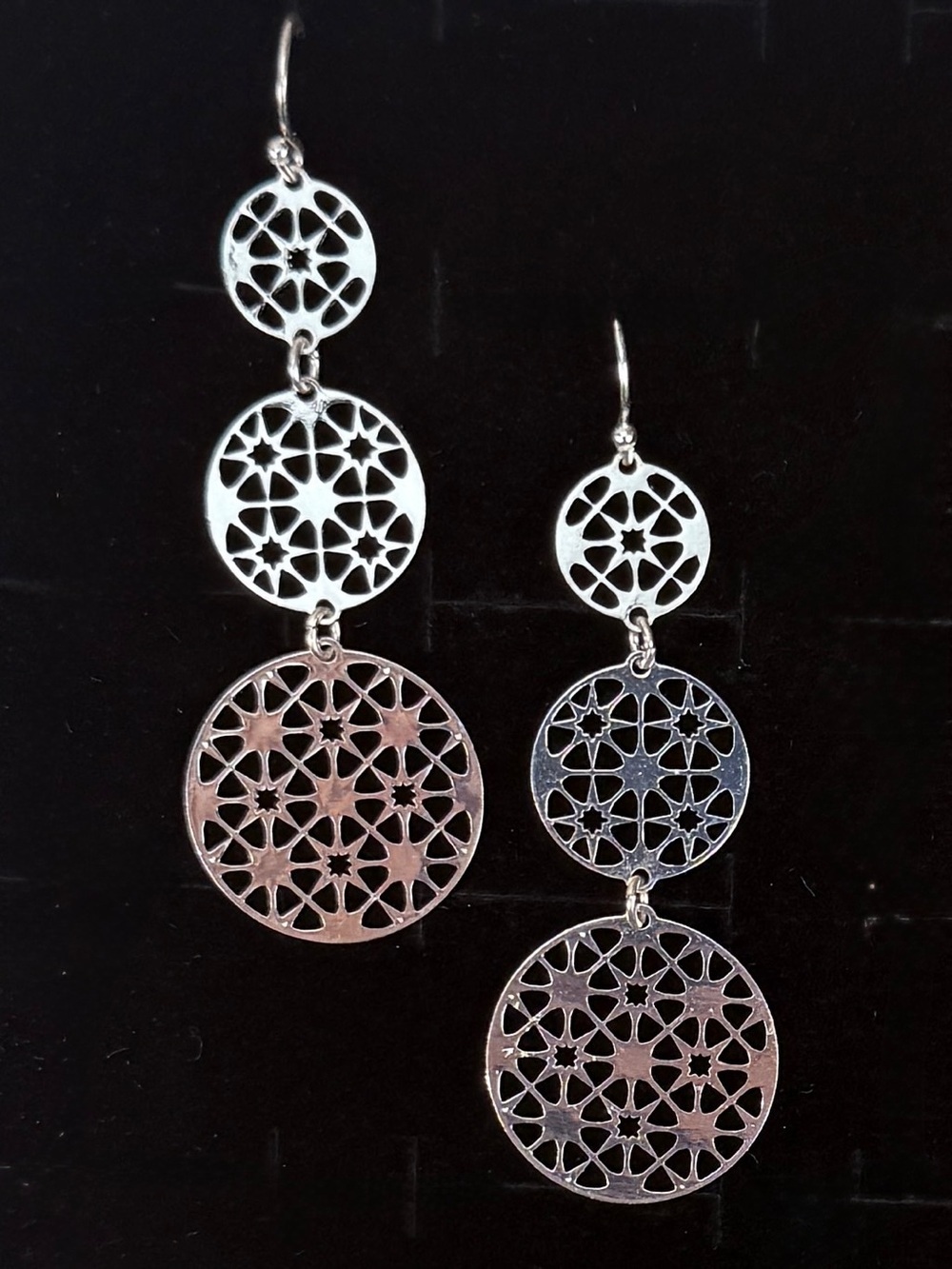 Delicate Silvertone Lightweight Dangle Pierced Earrings